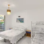 Modern With Shared Pool And Terrace Апартаменти