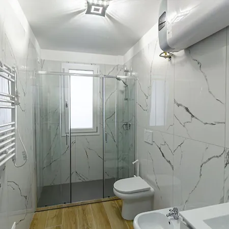 Modern With Shared Pool And Terrace דירה ביביונה
